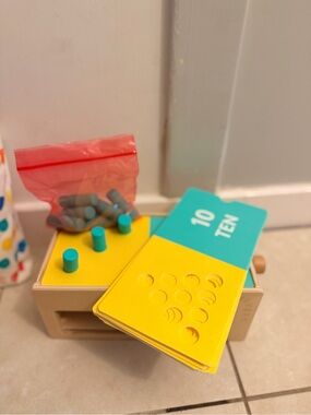 LOVEVERY Montessori Wooden Counting Box with Pegs & Number Cards